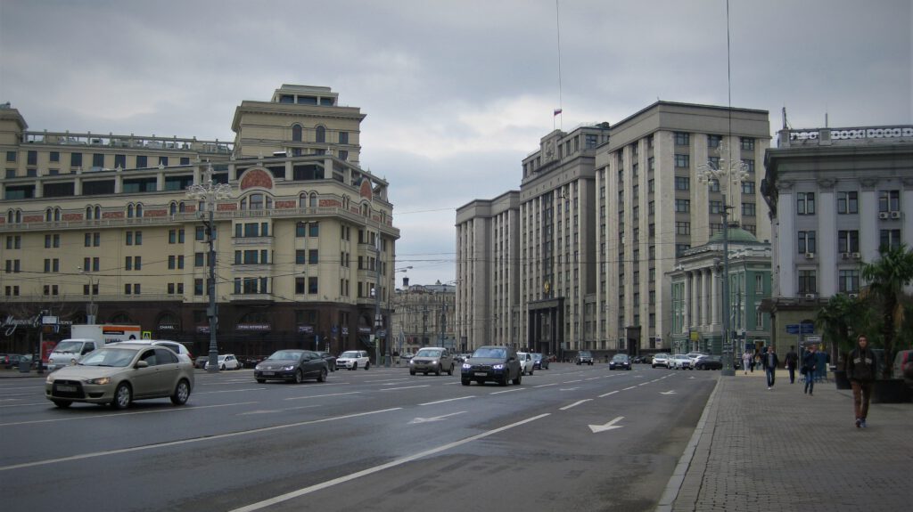 Staatsduma in Moskau an einer mehrspurigen Straße.