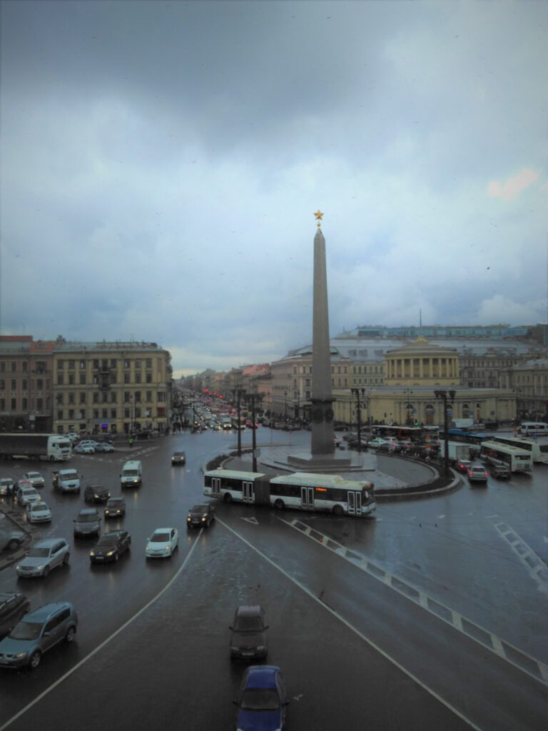 Blick auf Kreisel mit Obelisk der Heldenstadt Leningrad. Tageslicht, bewölkt.