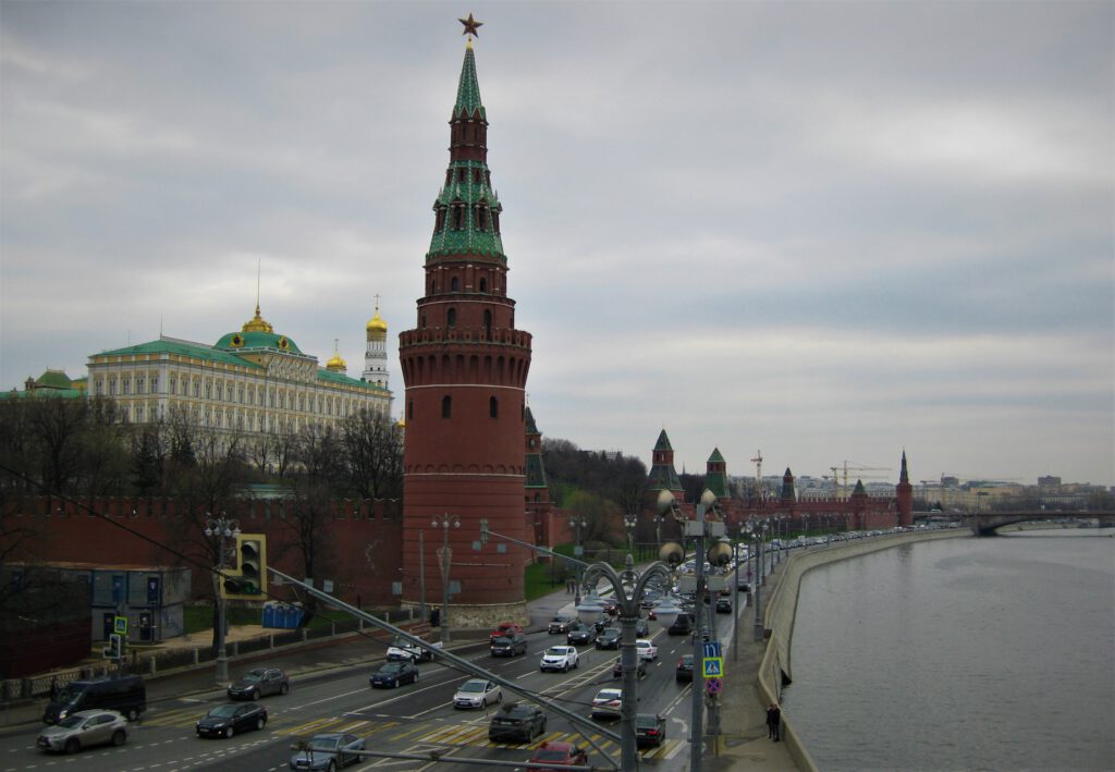 Kremlmauer mit Wasserzeugturm im Vordergund. Dahinter der große Kremlpalast.
