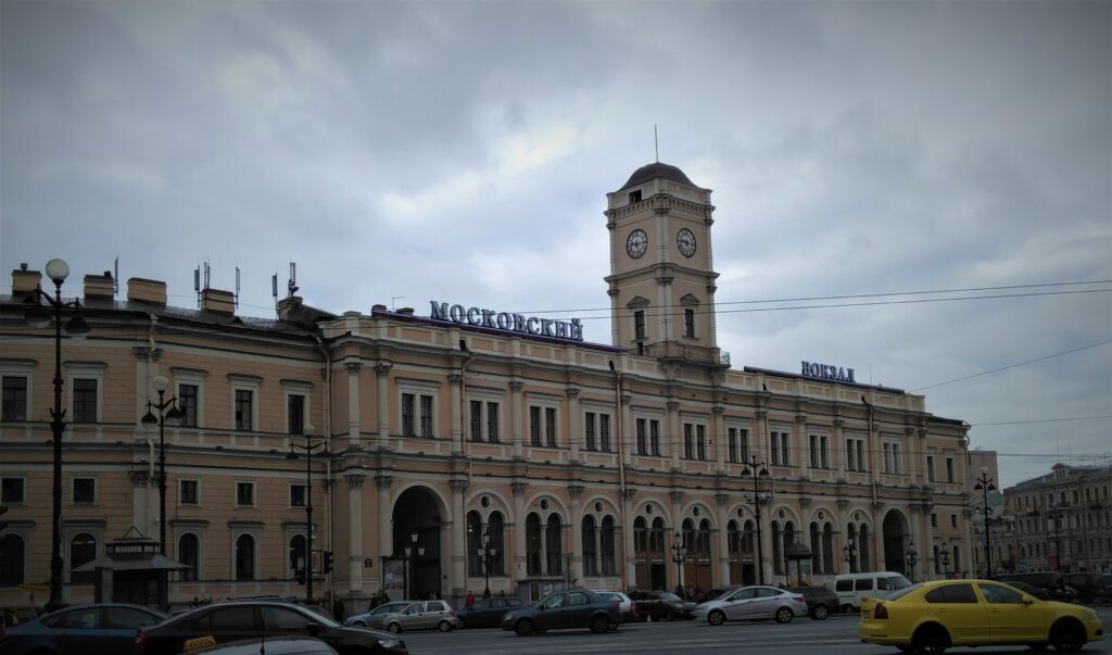 Außenansicht des Moskauer Bahnhofs in St. Petersburg. 