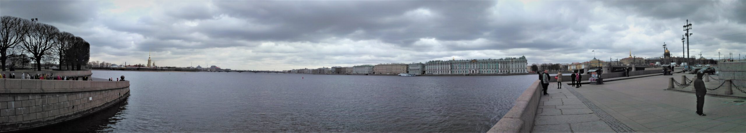 Panorama auf der Strelka mit Newa Eremitage und Peter und Paul Kathedrale im Hintergrund. 