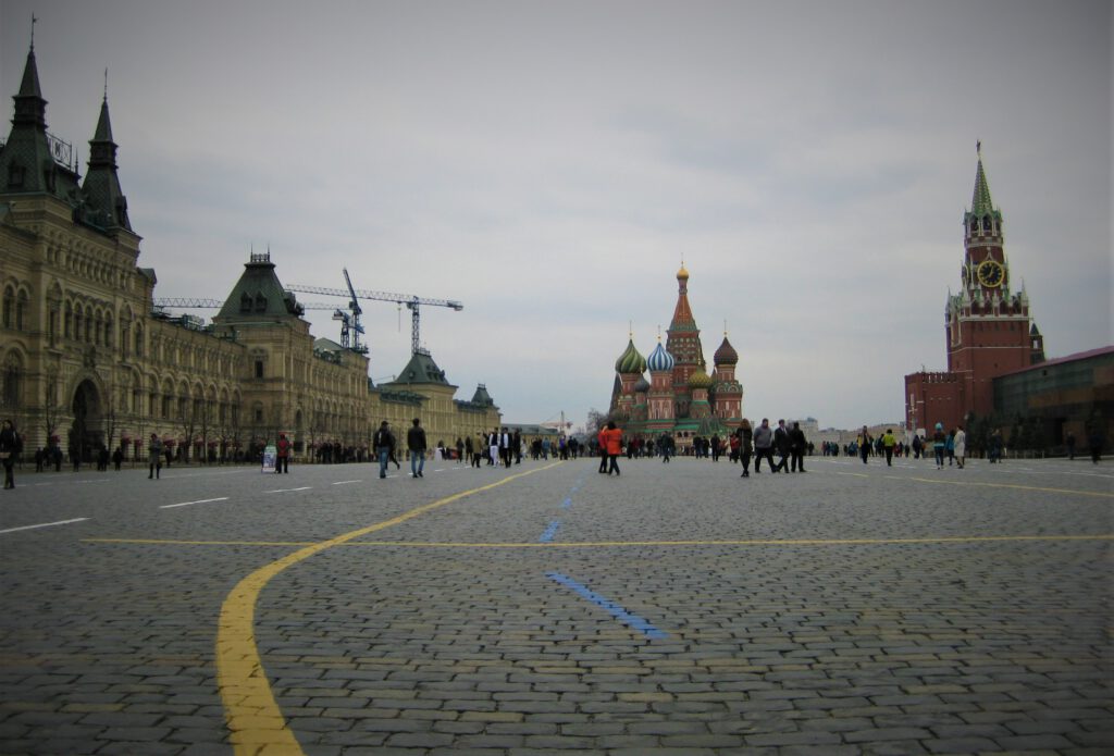 Blick über den Roten Platz in Moskau. Basilius-Kathedrale, Erlöser-Turm und Kaufhaus GUM.