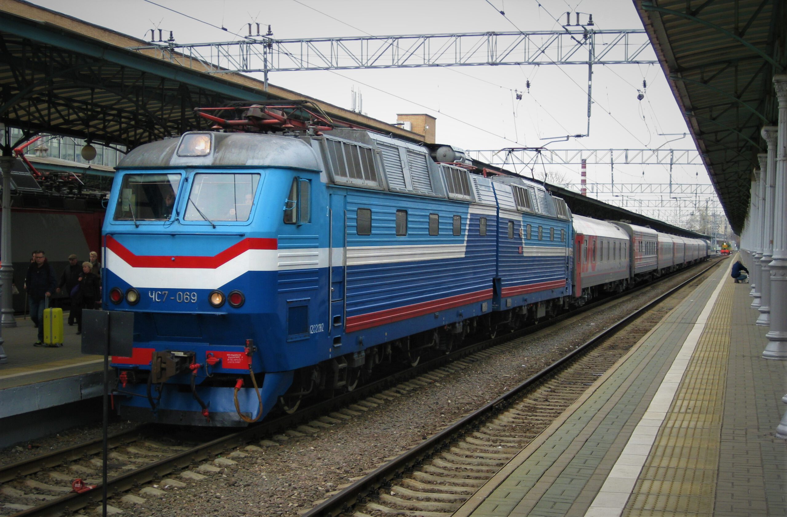 Blaue Lokomotive des Paris-Moskau Express am Bahnhof.  
