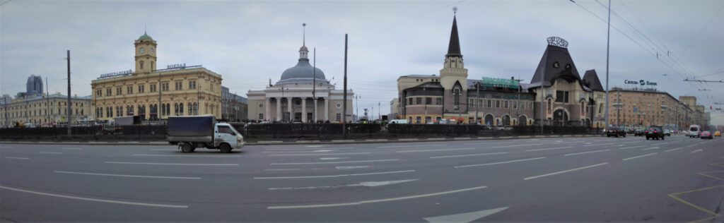 Panorama des Komsomslskaja-Platz in Moskau.