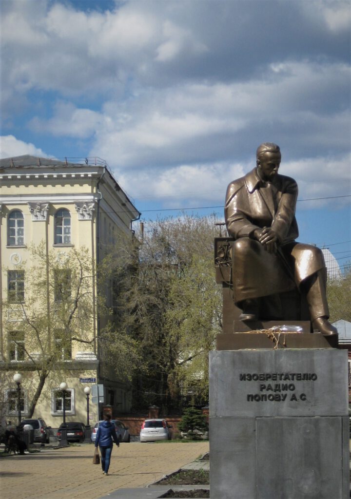 Bronzestatue von Alexander Popow in Jekaterinburg.
