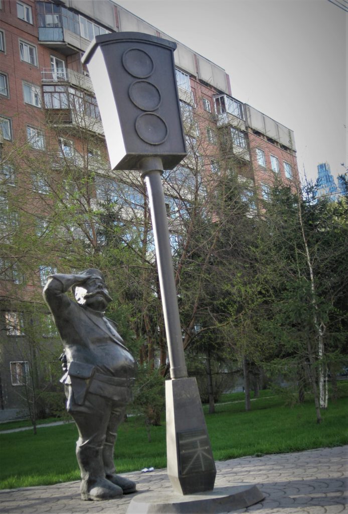 Bronze-Skulptur in Nowosibirsk: Polizist salutiert vor Bronzeampel. 