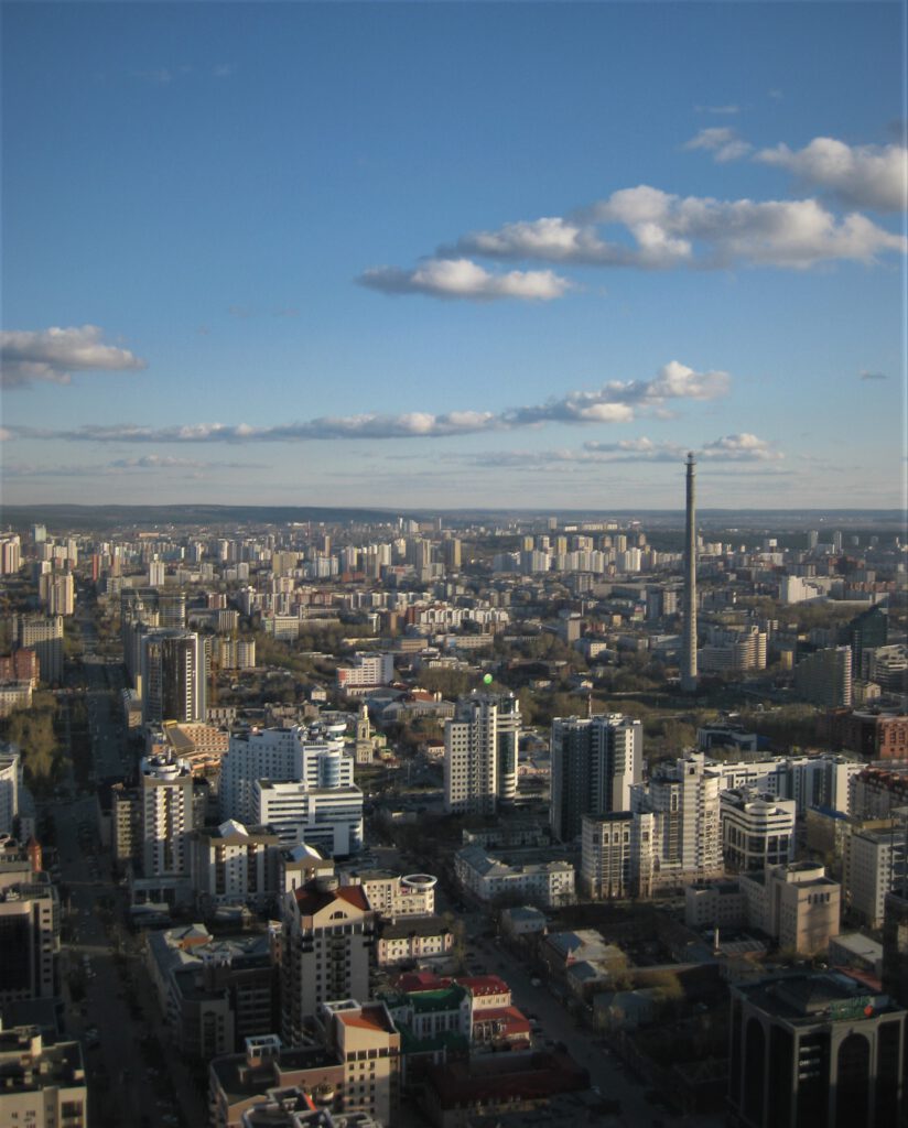 Blick vom Wyssozki-Turms in Jekaterinburg Richtung Westen. Alter Fernsehturm rechts im Bild. 