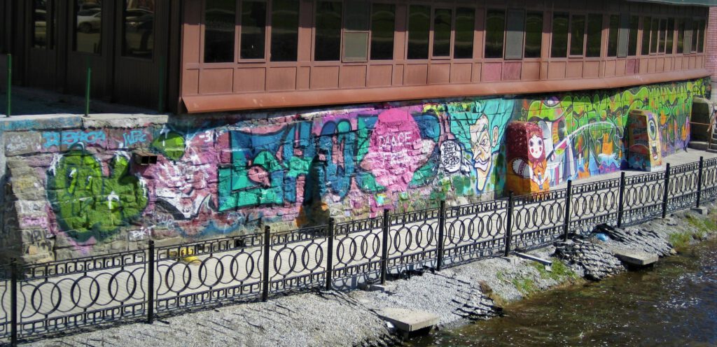 Buntes Graffiti auf Mauer in Jekaterinburg.