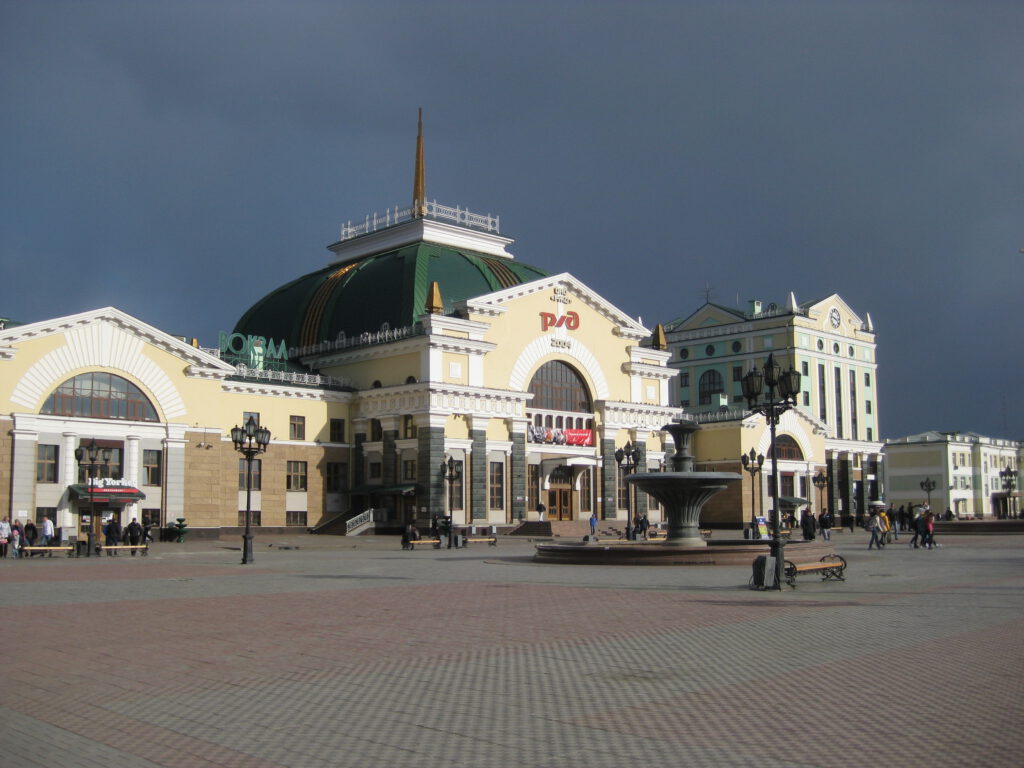 Platz vor dem Hauptbahnhof Krasnojarsk. 