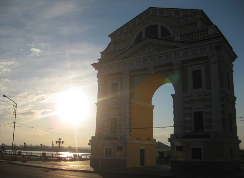 Moskauer Tor in Irkutsk gegen die Sonne fotografiert.