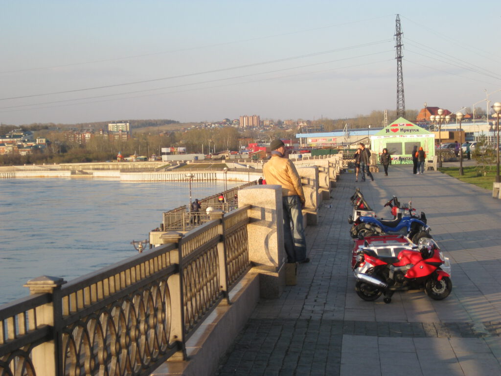 Uferpromenade der Angara in Irkutsk, mit Kinder-Motorrädern zur Vermietung.