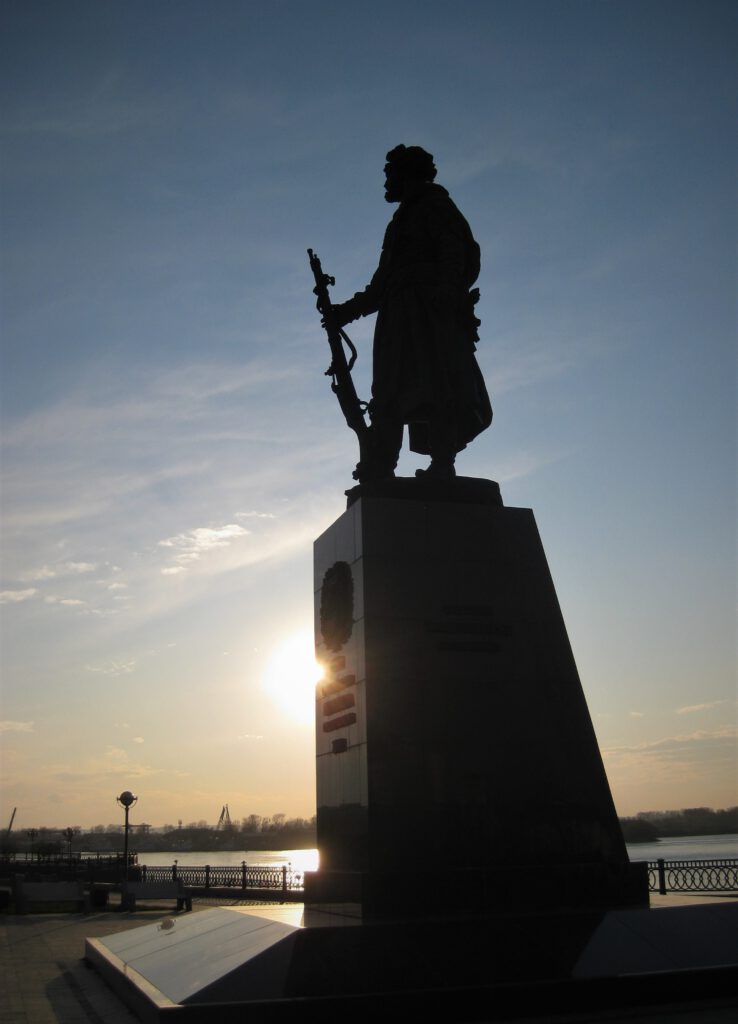 Statue von Jakow Pokhabow in Irkutsk gegen die Sonne fotografiert.