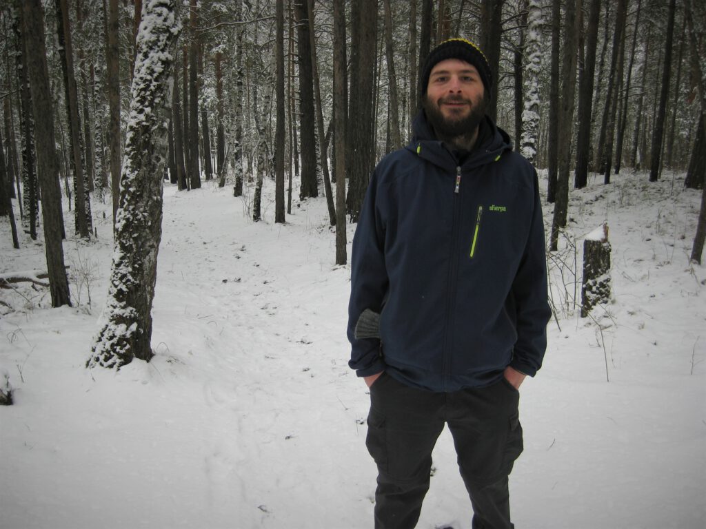 Schnee am Aufstieg zum Stolby Nationalpark. Ich im Vordergrund. 