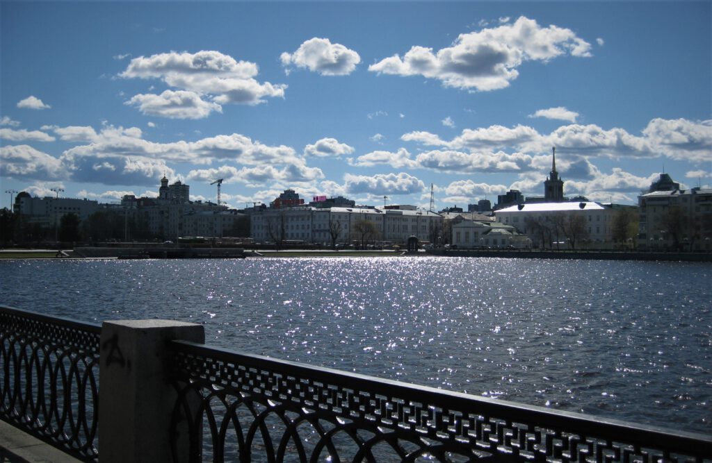 Blick über den Isset im Zentrum von Jekaterinburg. 