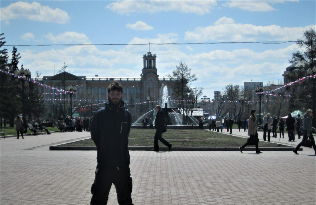Foto-Session am Kirow-Platz in Irkutsk. Im Hintergrund ein Springbrunnen und überal Girlanden in den russischen Nationalfarben.   