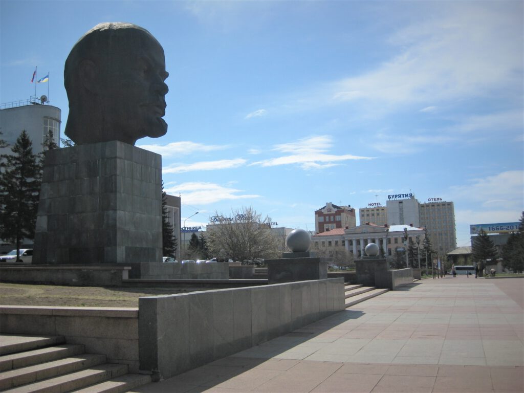 Lenin-Büste auf dem Platz des Sowjets in Ulan-Ude. Riesiger Kopf auf einem Sockel mit Blick auf den Platz. 