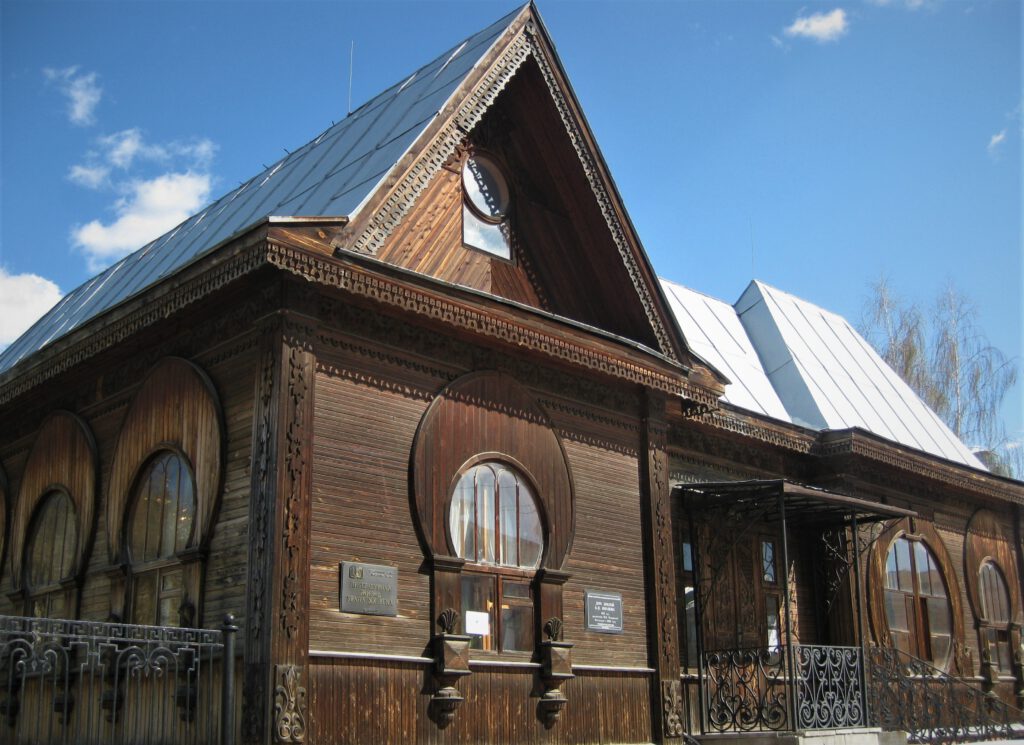 Literaturmuseum in Jekaterinburg. Sibirisches Holzhaus. 
