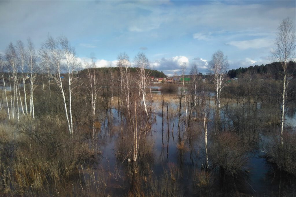 Flussauen auf der Strecke der Transsibirischen Eisenbahn – zwischen Nischni Nowgorod und Jekaterinburg. 