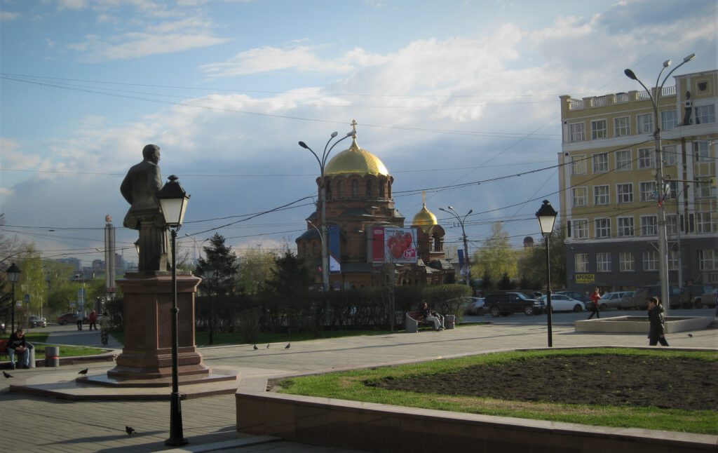 Swerdlow-Platz mit Alexander-Newski Kathedrale in Nowosibirsk und Monument zu Andrei Krjatschkow.