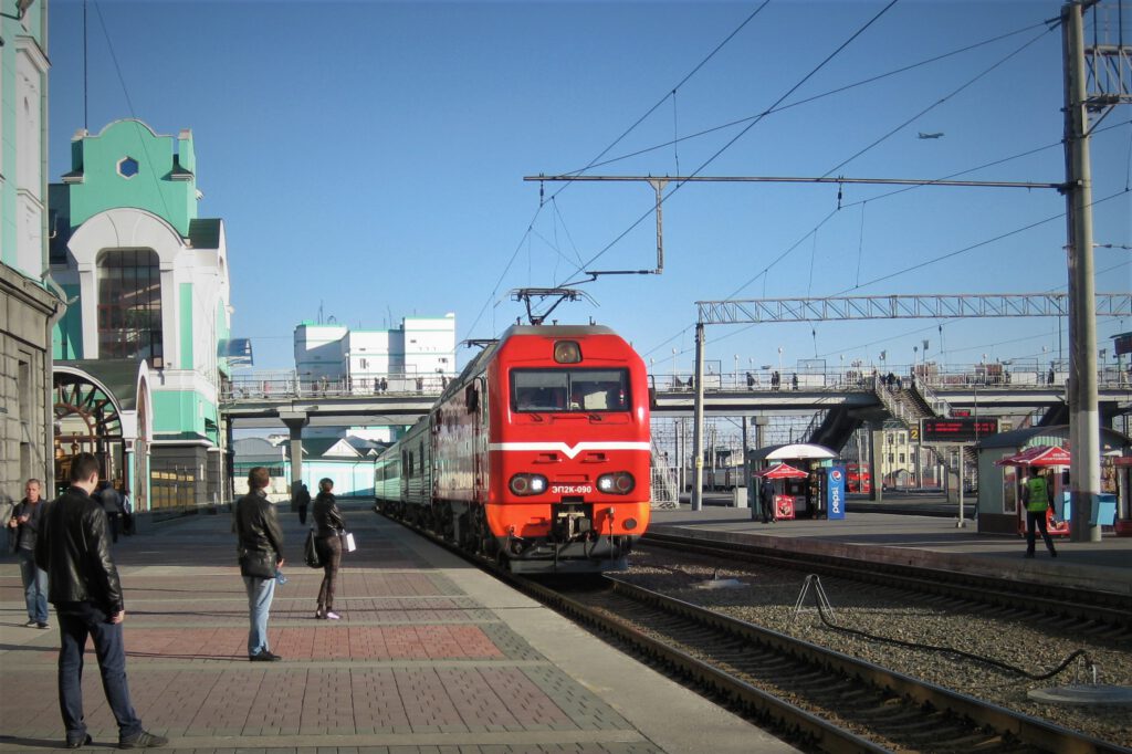 Einfahrender Zug der Transsibirischen Eisenbahn am Bahnhof von Nowosibirsk. 