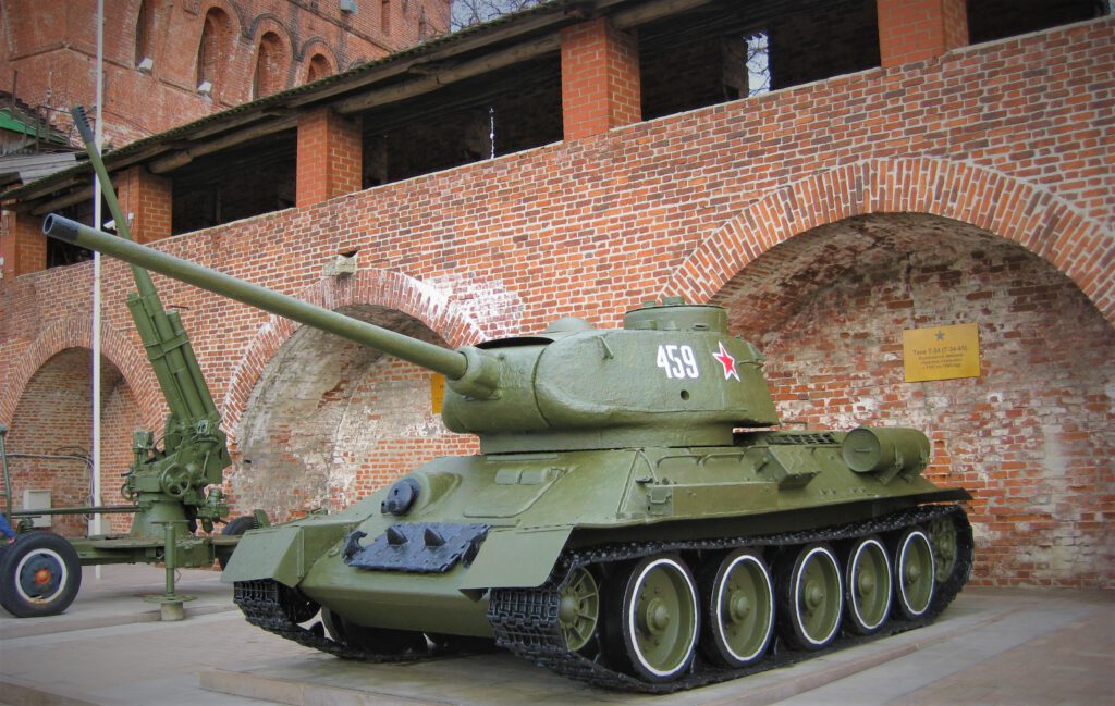 Ausgestellter olivgrüner Panzer an der Backsteinmauer im Kreml. Aufschrift 459 und ein roter Stern auf der Haube. 