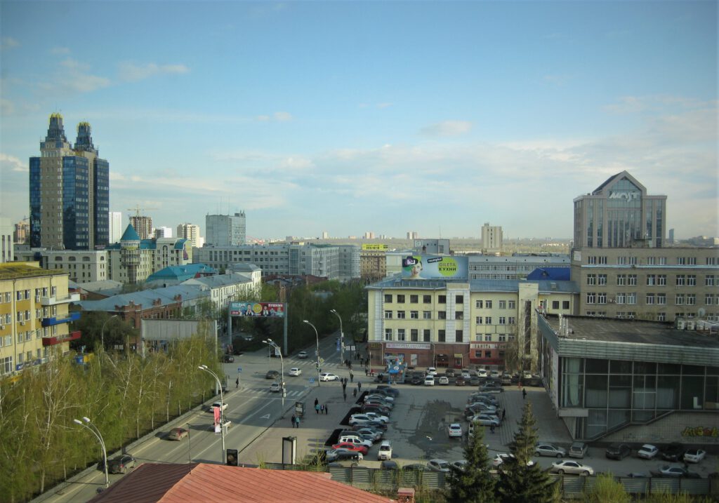 Ausblick auf die Hauptstraße Krasny Prospekt in Nowosibirsk. 