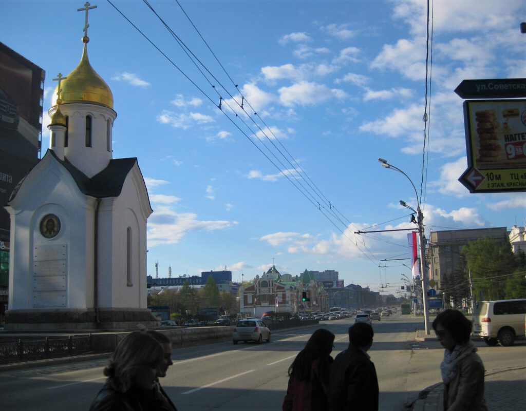 Blick entlang des Krasny Prspekt in Nowosibirsk. Links die Kapelle des Heiligen Nikolaus, mit goldener Kuppel. 