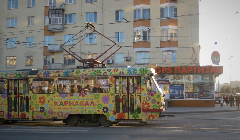 Bunte Straßenbahn an einer Kreuzung in Jekaterinburg. 