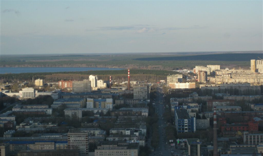 Blick vom Wyssozki-Turm in Jekaterinburg Richtung Westsibirische Tiefebene. Wälder und Seen. 