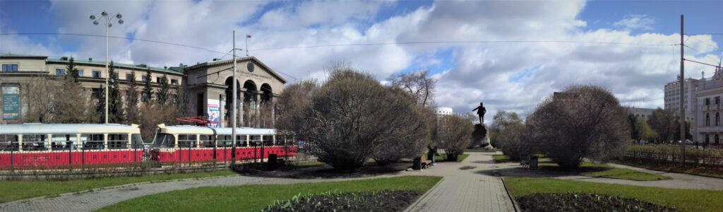 Panorama-Foto von Platz der Pariser Kommune  (Площадь Парижской Коммуны) in Jekaterinburg. Links die Universität und eine alte Straßenbahn. 