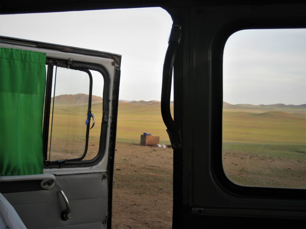 Blick durch die Tür des UAZ Buchankas in die Steppenlandschaft. 