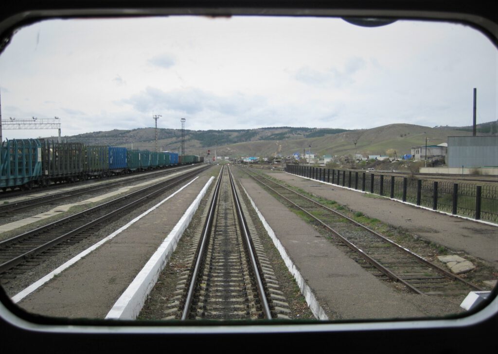 Blick zurück auf Russland. Aus dem hintersten Fenster entlang der Gleise in Nauschki.