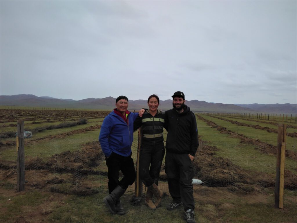 Ich stehe mit Orkhon und unserem Fahrer vor dem Permakultur-Projekt zum Anbau von Sanddorn in der Mongolei. 