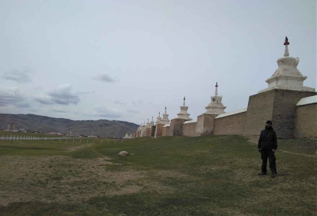 Ich stehe vor den Mauern des Erdene Dsuu Klosters in Karakorum. 