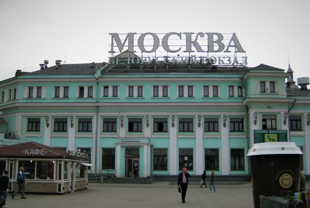 Fassade des Weißrussischen Bahnhofs in Moskau. Im Vordergrund ein Coffee Shop.