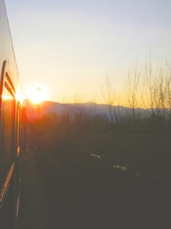 Bahnfahrt in Bosnien und Herzegowina in den Sonnenuntergang.