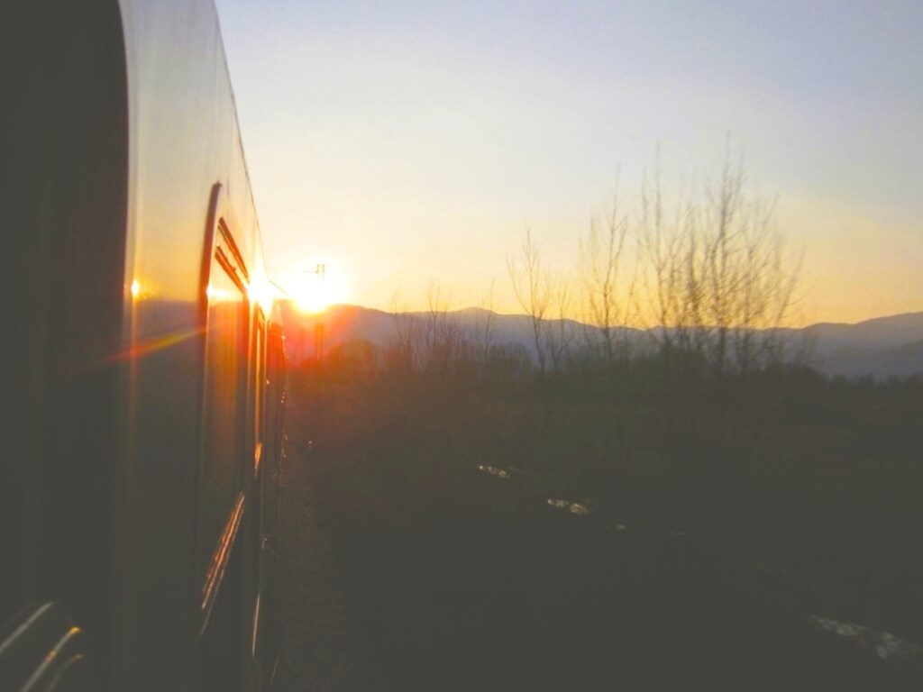 Bahnfahrt in Bosnien und Herzegowina in den Sonnenuntergang.