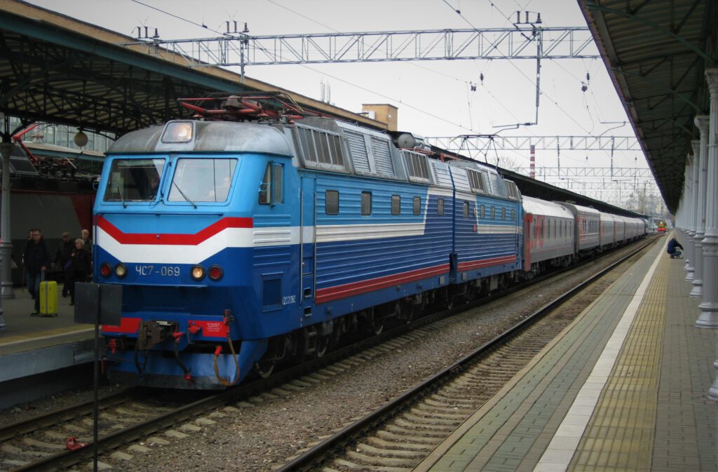 Blaue Lokomotive des Paris-Moskau Express am Weißrussischen Bahnhof Moskau.  
East Rail Stories
