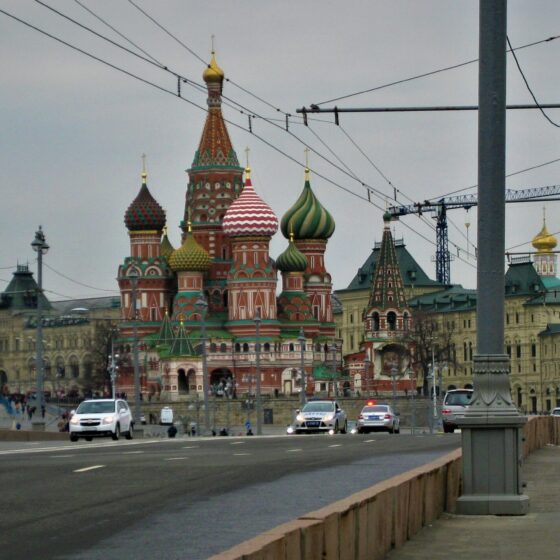 Blick über Verkehrsbrück Richtung Basiliuskathedrale in Moskau.