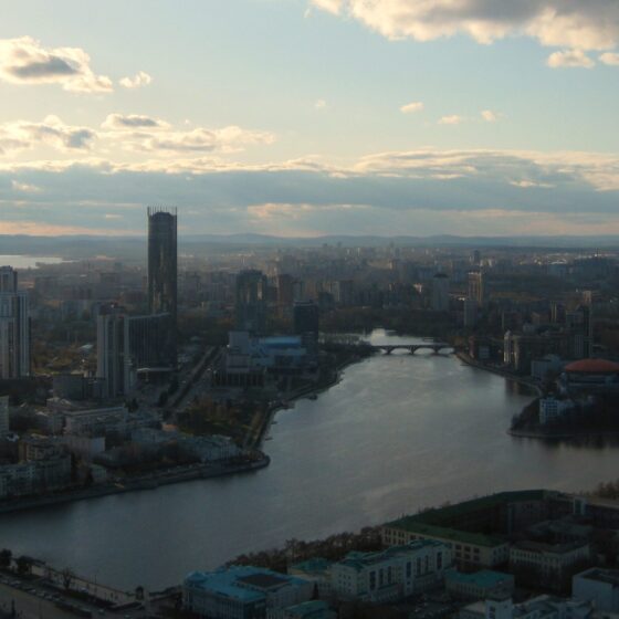 Jekaterinburg Stadtzentrum mit Stausee des Isset aus der Vogelperspektive. Gegen die Sonne.