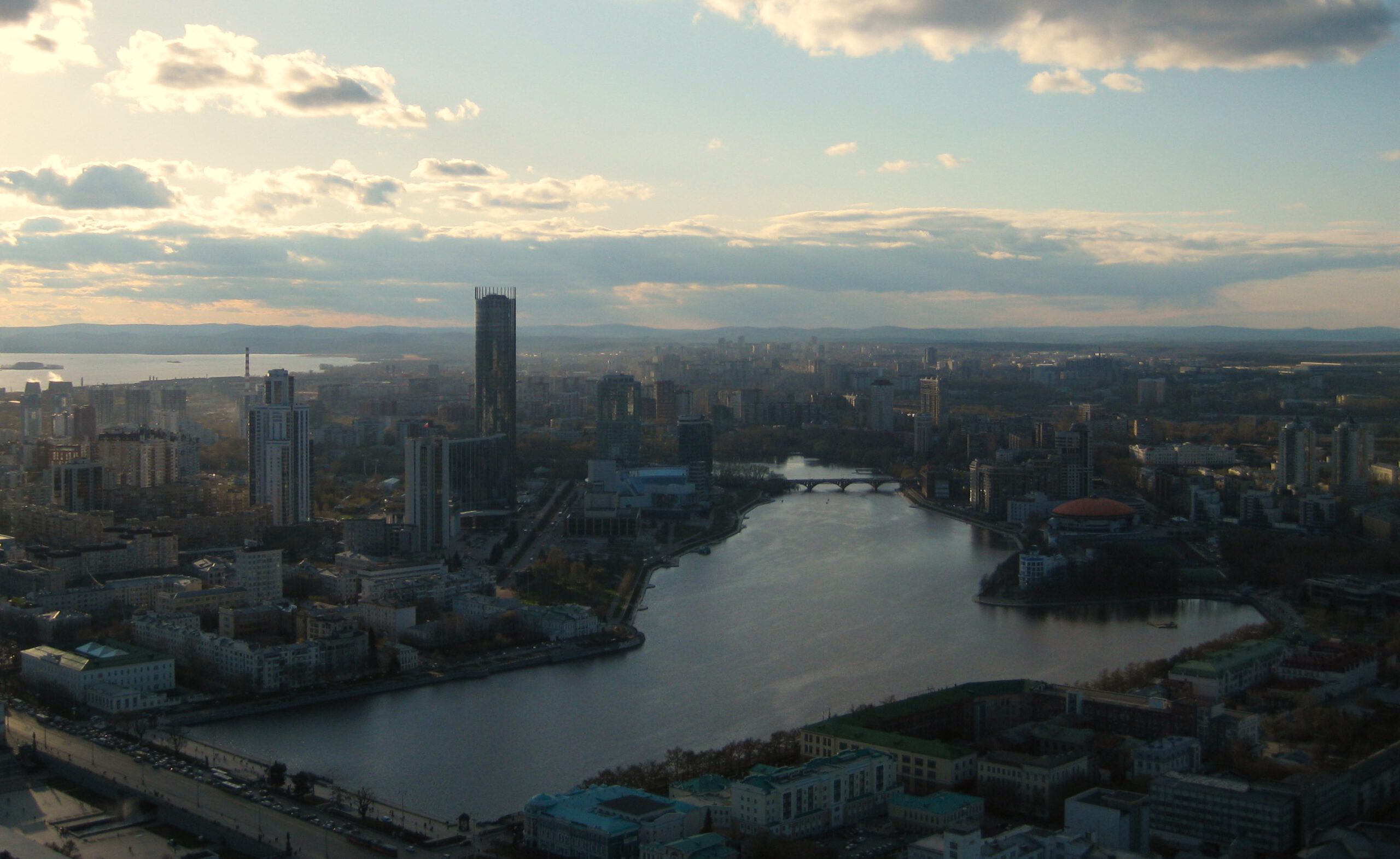 Jekaterinburg Stadtzentrum mit Stausee des Isset aus der Vogelperspektive. Gegen die Sonne.