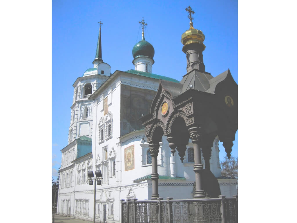 Seitenansicht der weißen Kathedrale des Erlösers mit verschiedenen Kuppeln und Kirchturmspitzen in türliser und goldener Farbe. 