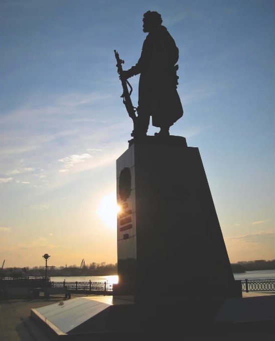 Statue von Jakow Pokhabow in Irkutsk gegen die Sonne fotografiert.