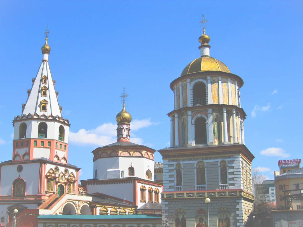 Mein Favorit uner den Sehenswürdigkeiten Irkutsk: Die Kirchtürme der Offenbarungskathedrale in Irkutsk. Blauer Himmel.