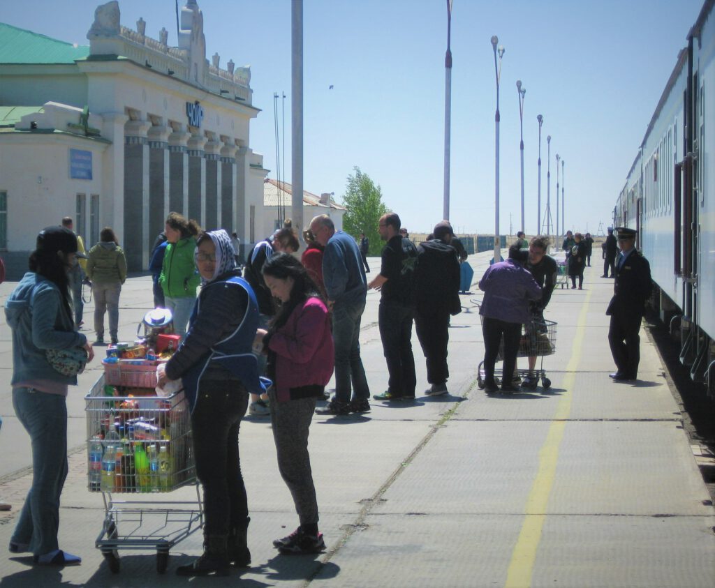 Am Bahnhof von Tschoir werden auf dem Bahnsteig Snacks und Getränke aus Einkaufswagen verkauft. 