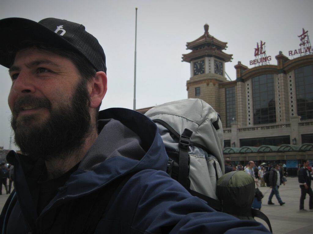 Nach meiner Reise im Nachtzug nach China stehe ich am Bahnhof von Peking. 
East Rail Stories.