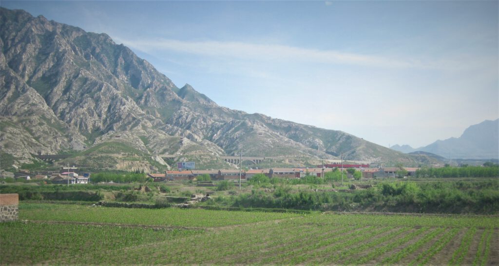 Gebirge im Norden Chinas auf dem Weg mit dem Zug nach Peking. 