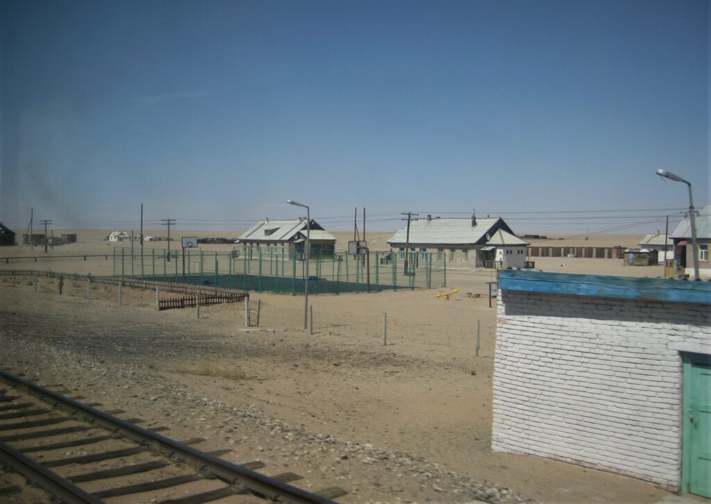 In der Wüste Gobi tauchen vereinzelte Siedlungen auf. 