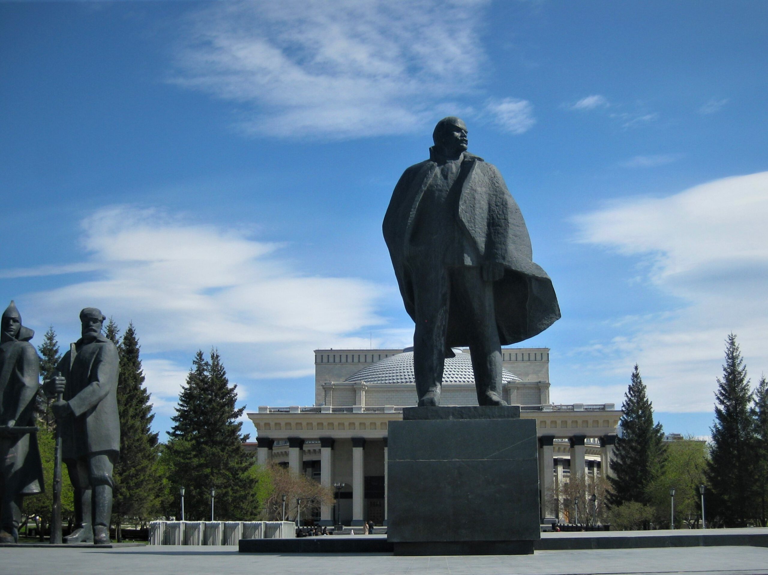 Lenin Statue vor dem Akademischem Opern- und Ballett-Theater in Nowosibirsk bei blauem Himmel.