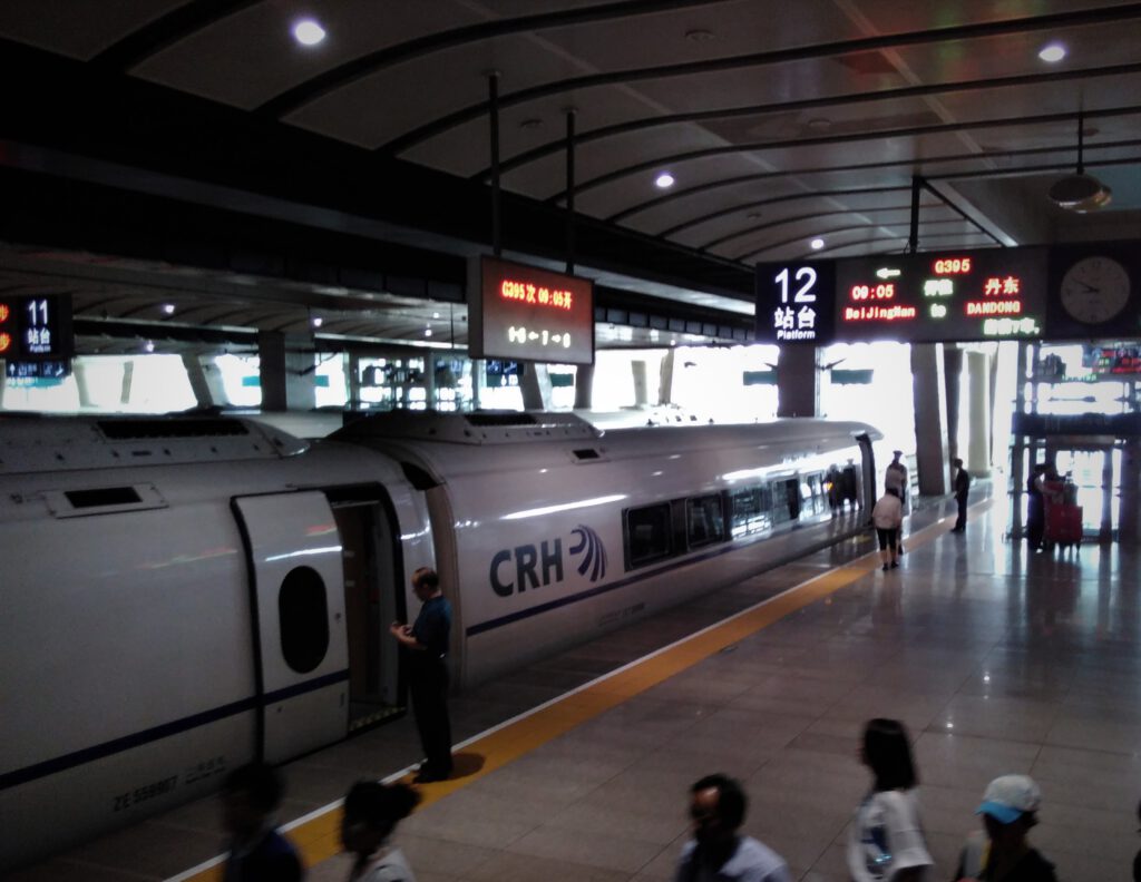 CRH Schnellzug der chinesischen Bahn am Bahnsteig
